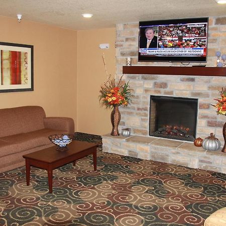 Castle Rock Inn & Suites - Quinter エクステリア 写真