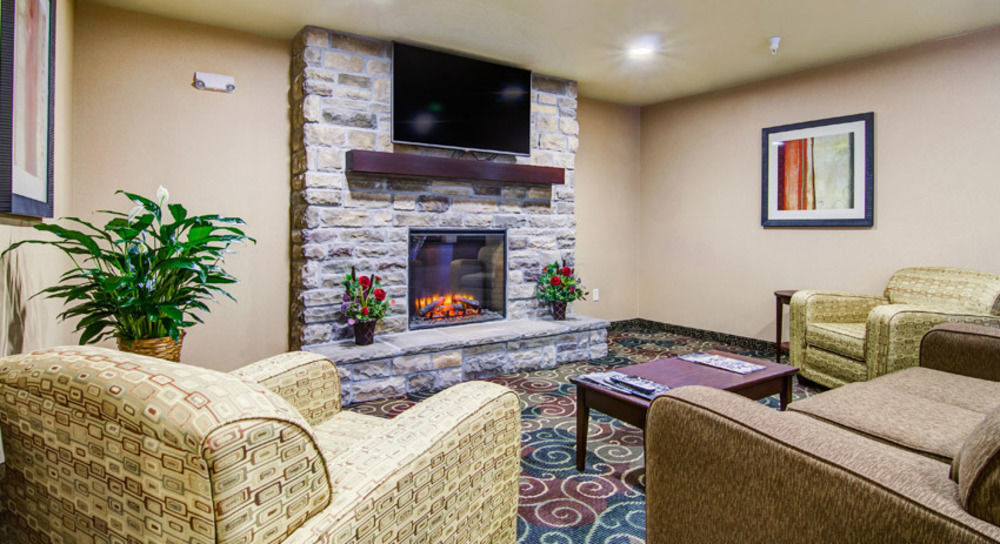 Castle Rock Inn & Suites - Quinter エクステリア 写真