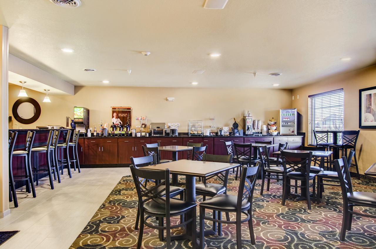 Castle Rock Inn & Suites - Quinter エクステリア 写真