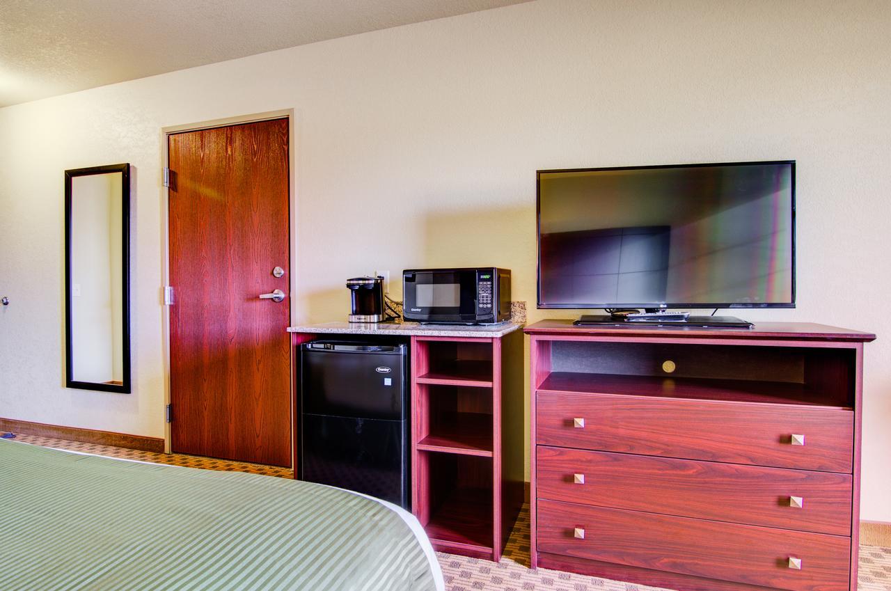 Castle Rock Inn & Suites - Quinter エクステリア 写真