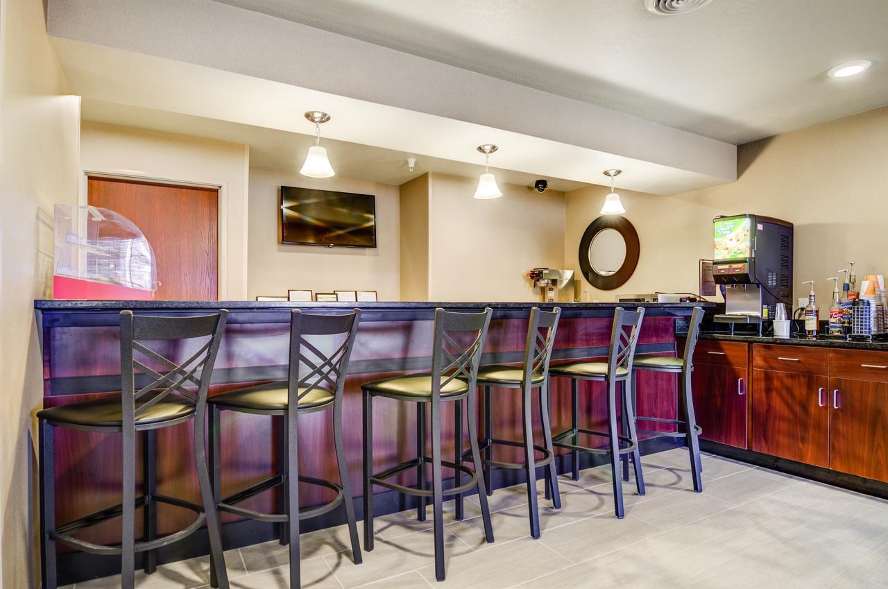 Castle Rock Inn & Suites - Quinter エクステリア 写真