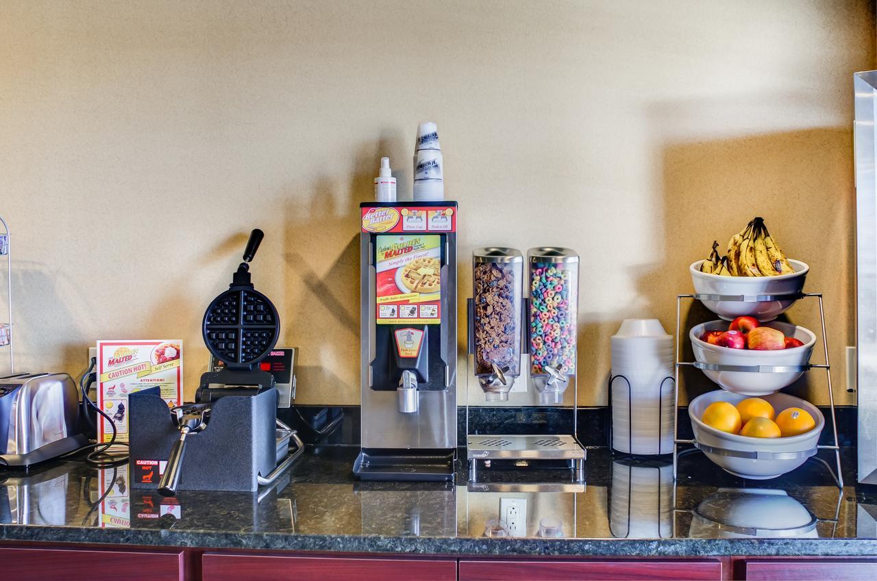 Castle Rock Inn & Suites - Quinter エクステリア 写真