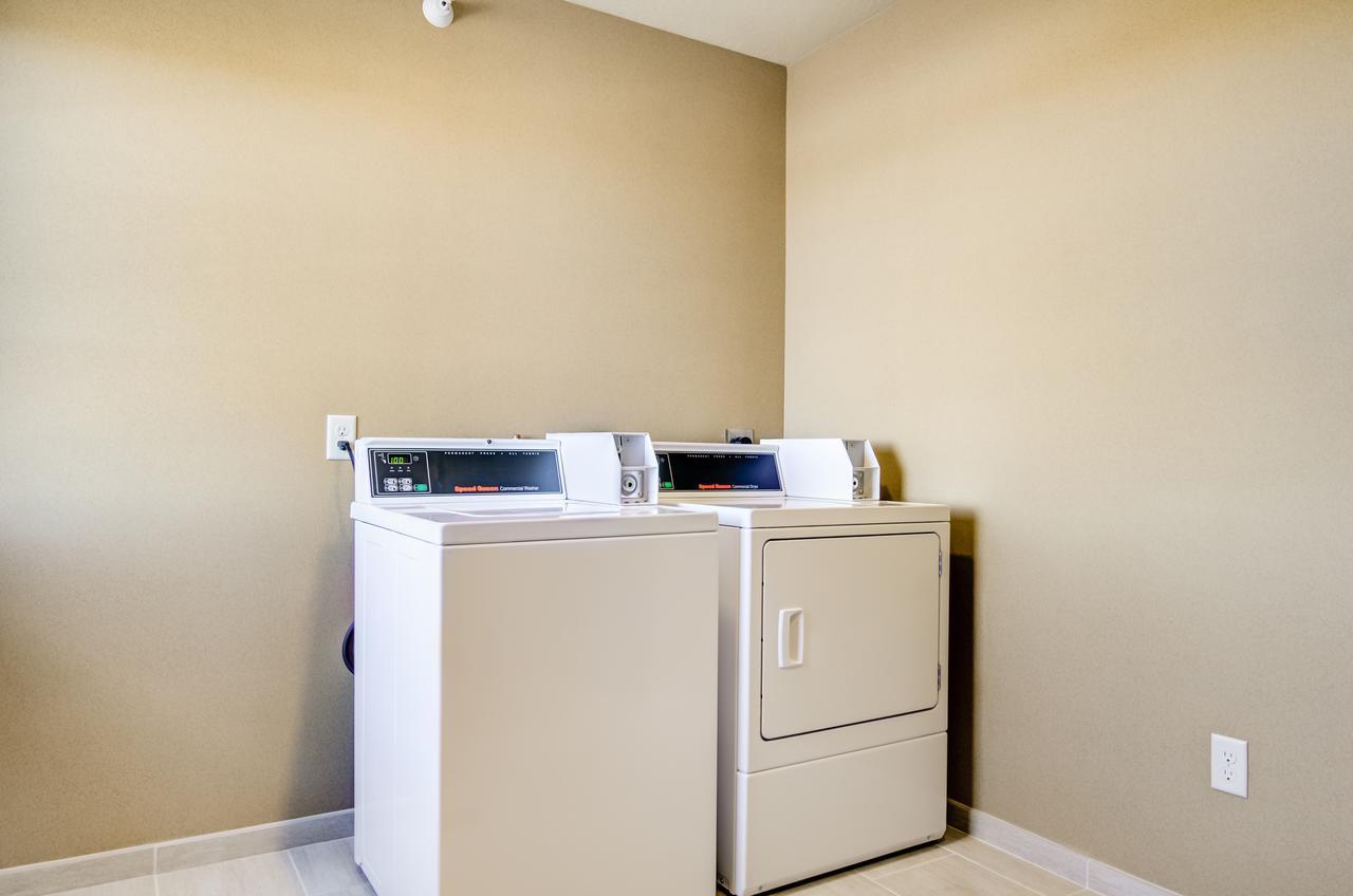 Castle Rock Inn & Suites - Quinter エクステリア 写真
