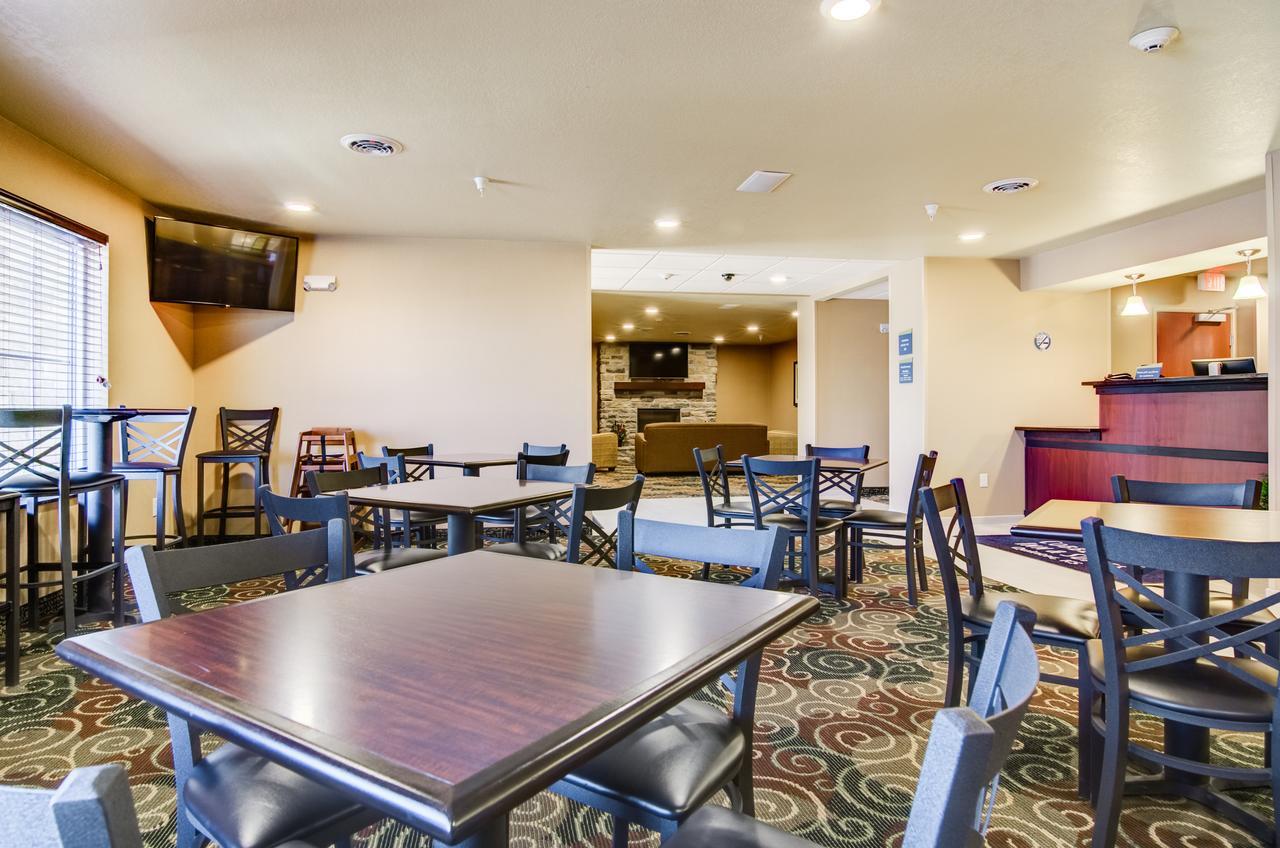 Castle Rock Inn & Suites - Quinter エクステリア 写真