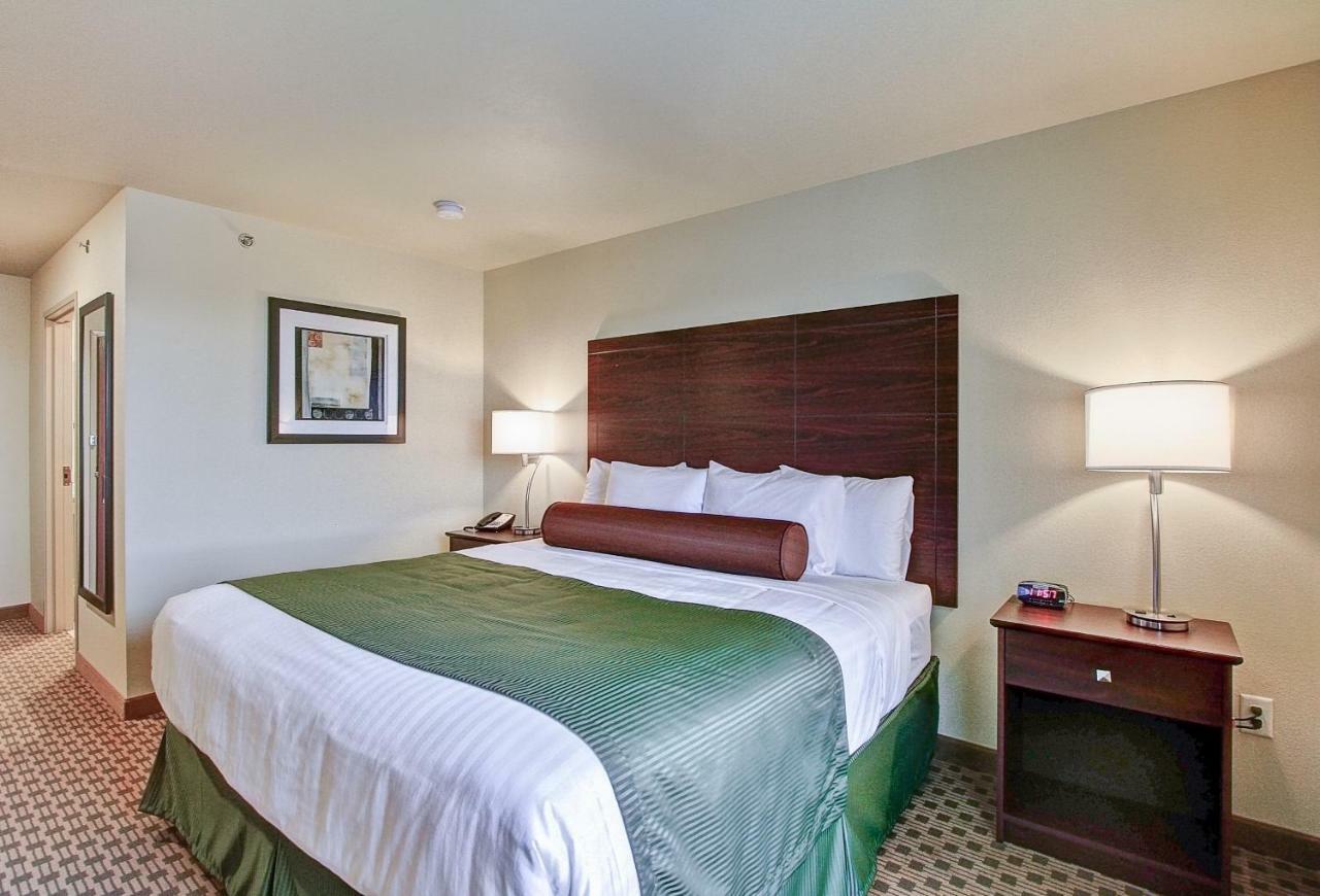 Castle Rock Inn & Suites - Quinter エクステリア 写真