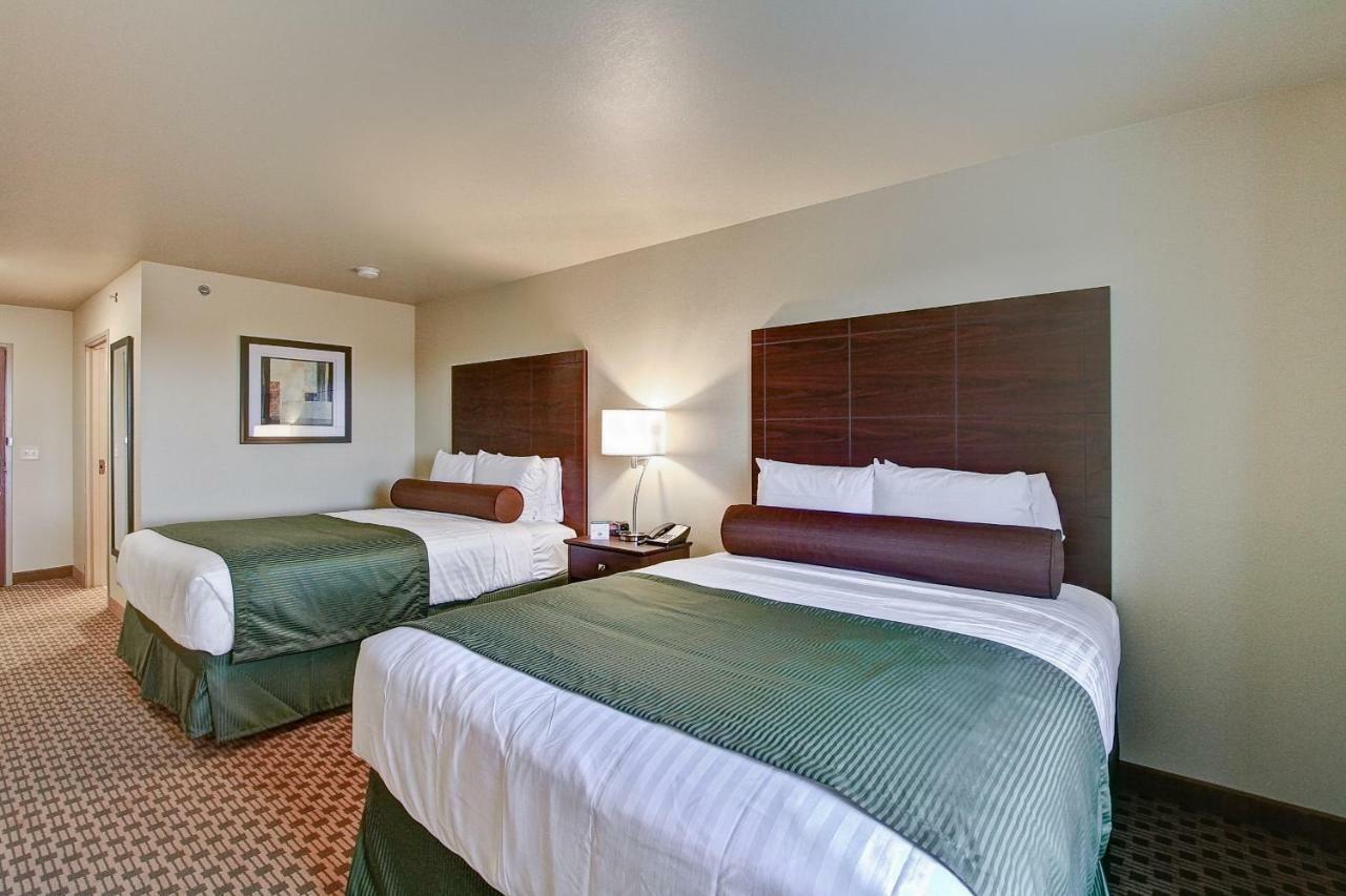 Castle Rock Inn & Suites - Quinter エクステリア 写真