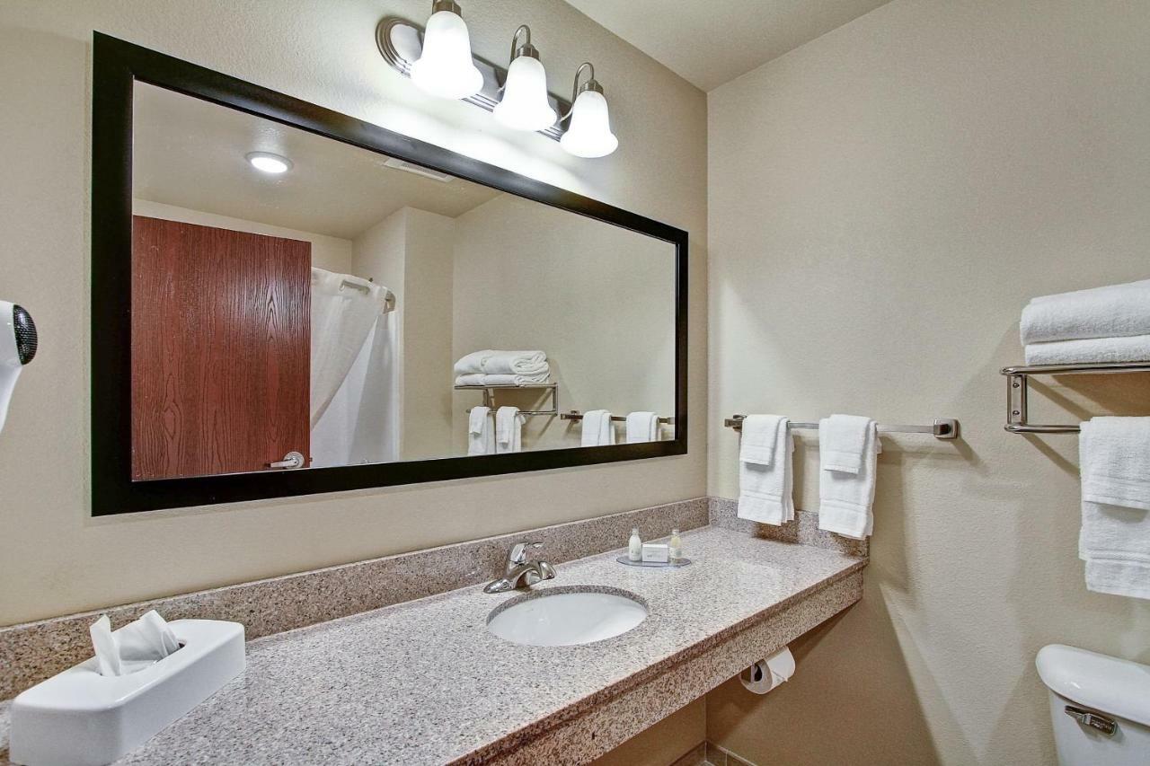 Castle Rock Inn & Suites - Quinter エクステリア 写真