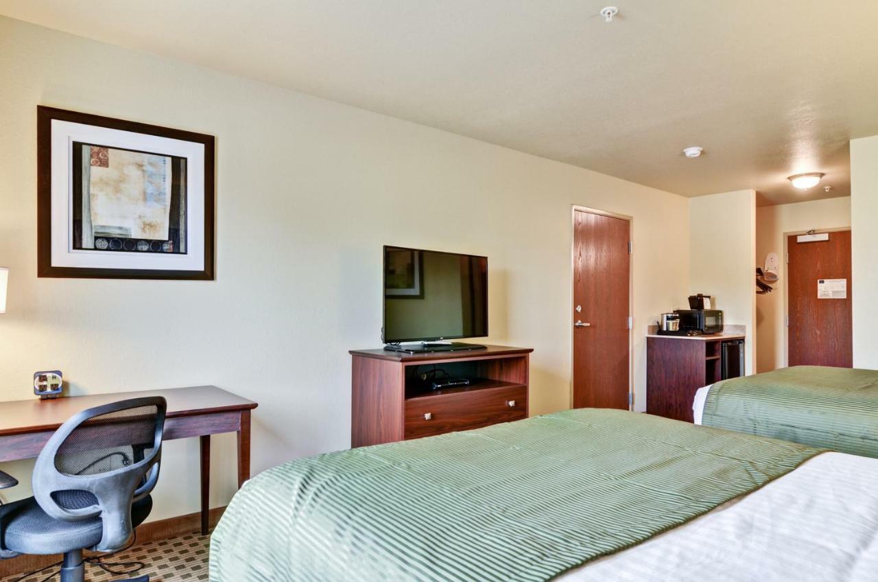 Castle Rock Inn & Suites - Quinter エクステリア 写真