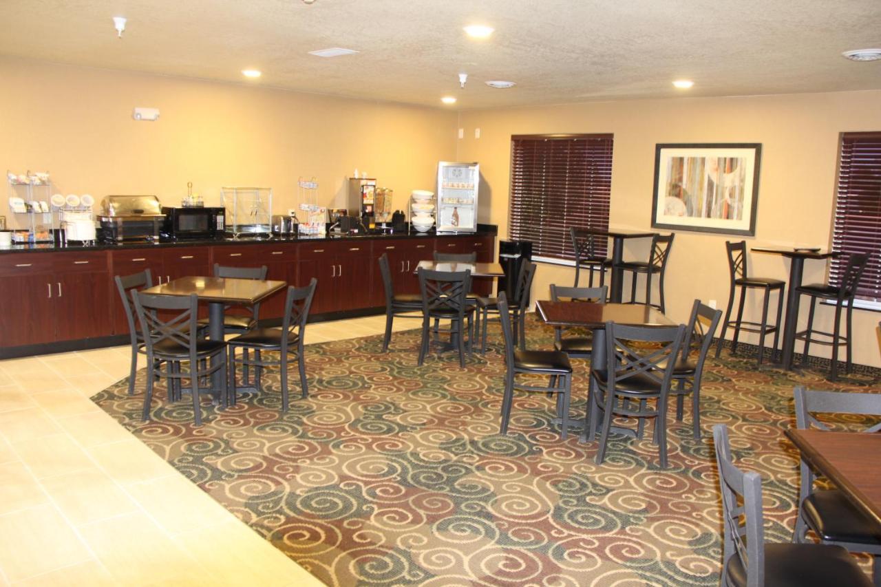 Castle Rock Inn & Suites - Quinter エクステリア 写真