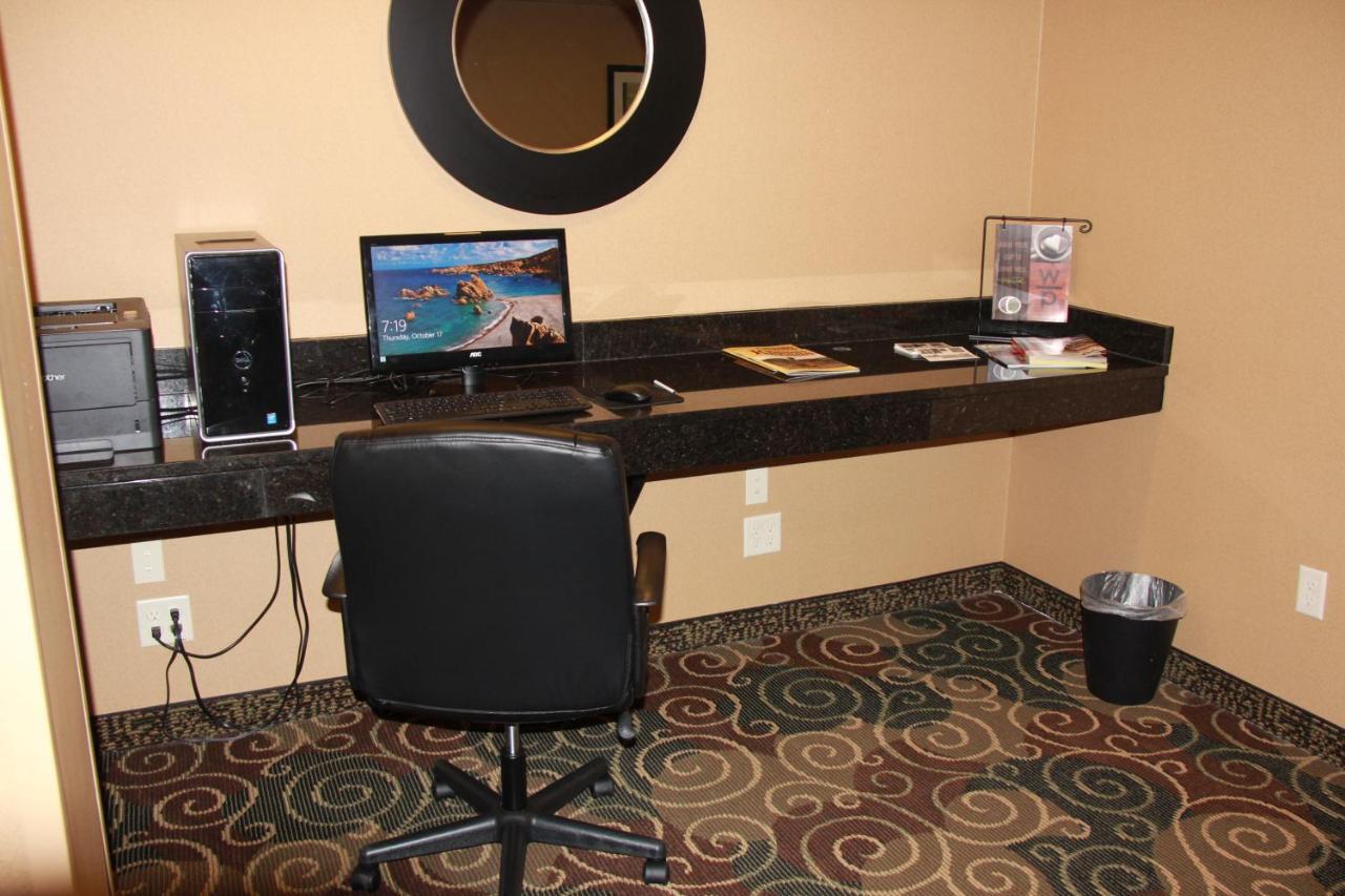 Castle Rock Inn & Suites - Quinter エクステリア 写真
