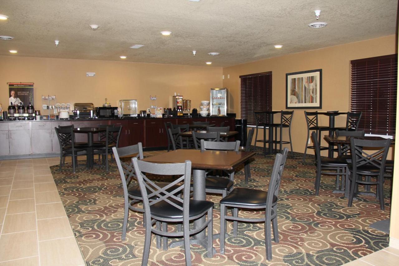 Castle Rock Inn & Suites - Quinter エクステリア 写真