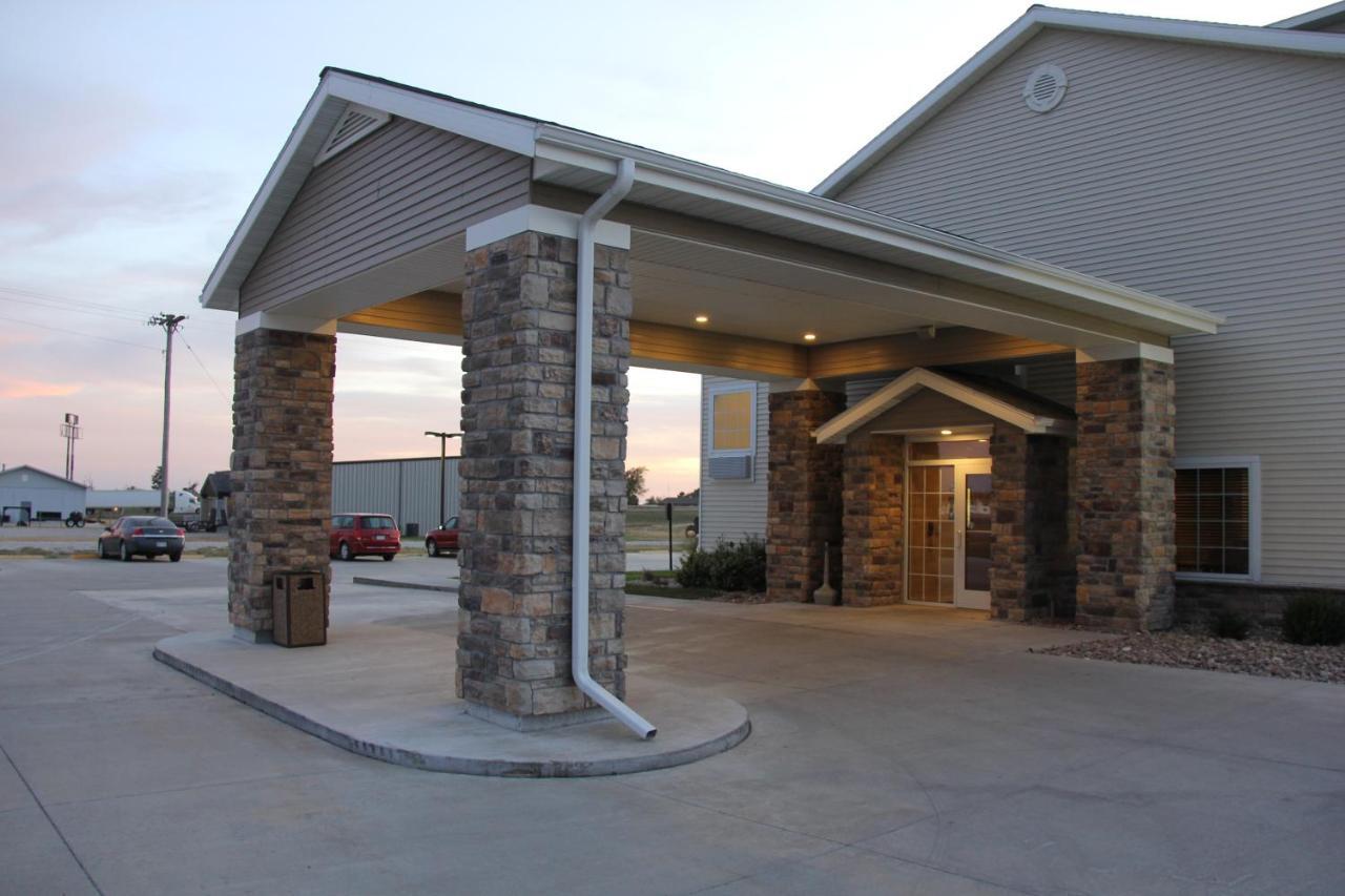 Castle Rock Inn & Suites - Quinter エクステリア 写真